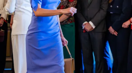 Tudo sobre o look colorido (e em saldos) da rainha Letizia