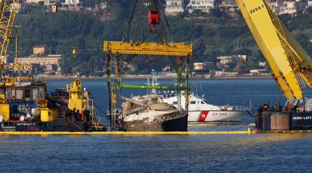 Iate de Lynch içado do fundo do mar. Resgate deverá continuar este sábado