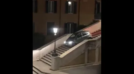 Já há vídeo do idoso que desceu monumento histórico de Roma de carro