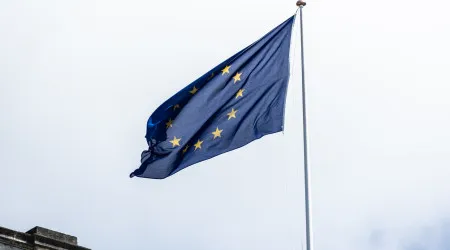 Líderes da UE comprometem-se a financiar aumento dos gastos com defesa