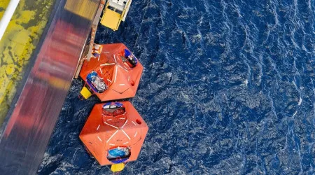 Onze pessoas resgatadas ao largo dos Açores. Barco estava a afundar-se