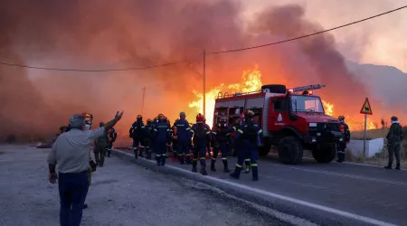 Fogos assolam ilha grega de Chios. Imagens mostram violência das chamas