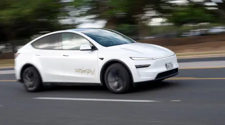 Ações da Tesla 'disparam' com início dos testes do robotáxi