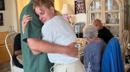 Filha de Bruce Willis criticada por partilhar imagens do pai "vulnerável"