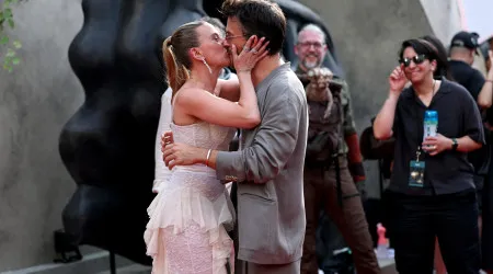 Scarlett Johansson beija ator na boca... à frente do marido
