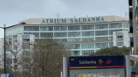 Fogo no Atrium Saldanha em Lisboa obriga a evacuação do centro comercial