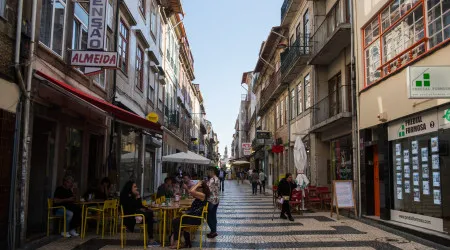"Fala baixo, vaca". Mulher brasileira agredida com pedra no Porto
