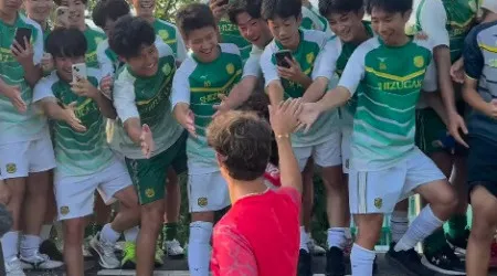 Dezenas de crianças 'deliraram' com a visita de João Félix ao Japão