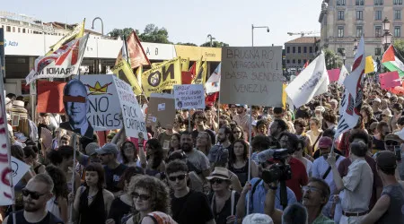 "Beijos sim, Bezos não". Veneza sai à rua contra casamento milionário