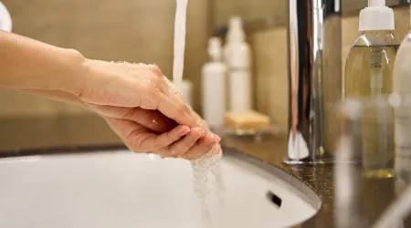 A superfície que provavelmente não limpa e que está repleta de bactérias