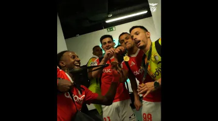 "Me leva". Plantel do Benfica celebra de forma efusiva o campeonato