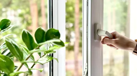 Perguntámos a uma especialista como arejar a casa durante o verão