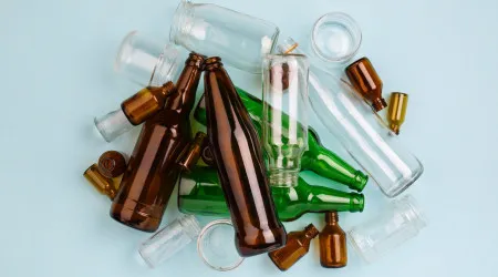 Garrafas de vidro podem conter mais microplásticos que as de plástico