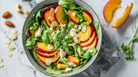 Da salada às sobremesas: Três receitas de verão onde pode usar pêssego