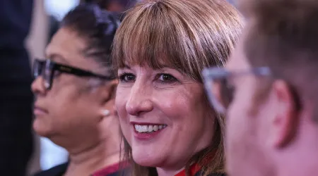 Chanceler britânica do Tesouro alerta para novos aumentos de impostos
