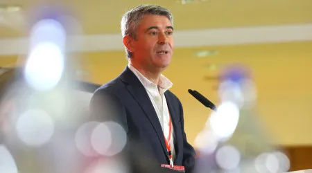 Urgências? Carneiro quer respostas de Montenegro "nos próximos dias"
