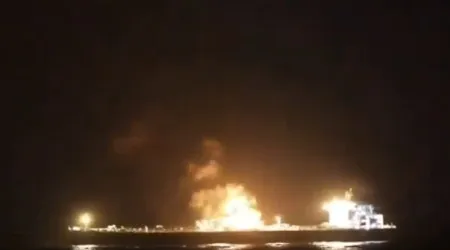Tripulação abandona navio atacado no Mar Vermelho. Hutis suspeitos