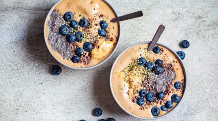 Este pudim de chia com mirtilos e manteiga de amendoim é rico em proteína