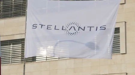 Stellantis em queda com impacto de tarifas e reestruturações