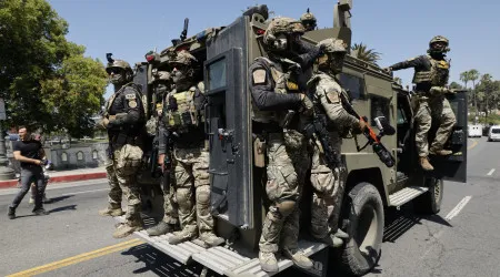 Militares e blindados apoiam agentes anti-imigração em operação em LA
