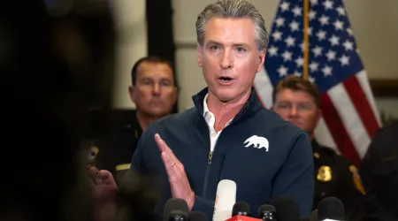 Los Angeles: Newsom acusa governo de "teatro" em operação anti-imigração