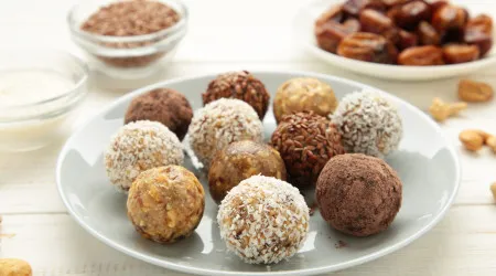 Amendoim, chocolate e matcha: Três receitas de bolinhas energéticas