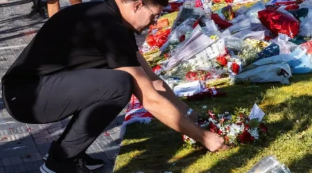 Jovens acompanharam Steven Gerrard em homenagem tocante a Diogo Jota