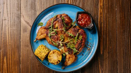 Na air fryer nunca falha! Experimente estas coxas de frango com barbecue