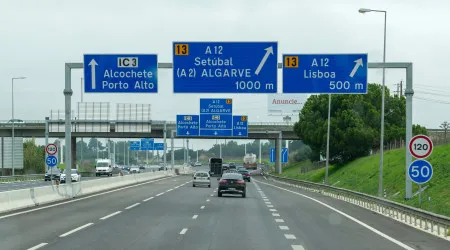 Conduzir demasiado devagar pode custar caro. Saiba em que circunstâncias