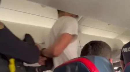 Passageiro tenta "abrir porta de emergência" em voo e é detido. O vídeo