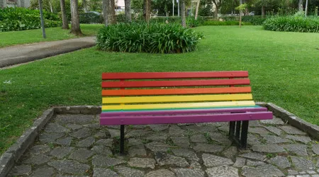 Oeiras celebra a igualdade com bancos arco-íris