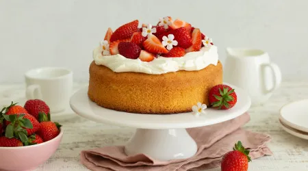 Com amigos em casa? Experimente este delicioso 'poke cake' de morango