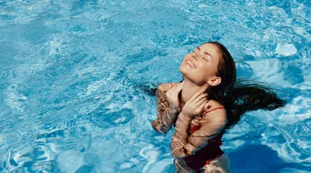 Como proteger o cabelo do sol, cloro, e sal em excesso no verão