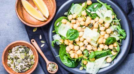 Salada crocante de grão-de-bico. A receita perfeita para ter mais energia