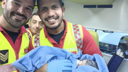 Bebé nasce em ambulância após "indisponibilidade" de três hospitais