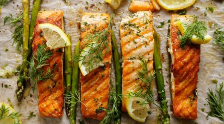 O melhor salmão no forno para um almoço de verão saudável