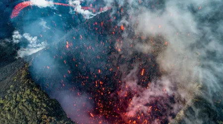 Vulcão Klyuchevskoy entra em erupção na Rússia após sismo