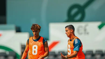 Cristiano Ronaldo e João Félix mostram-se a Jorge Jesus em Portugal