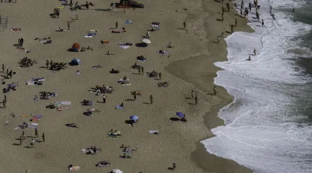 "Água límpida e transparente". Praia da Nazaré reaberta para banhos