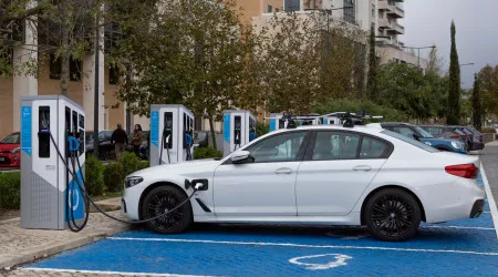 Vendas de carros de passageiros eletrificados disparam 35,5% em Portugal