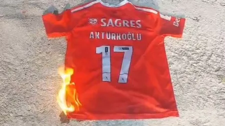 Adeptos do Galatasaray não perdoam e queimam camisola de Akturkoglu
