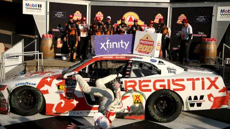 Piloto da NASCAR escorregou e fraturou clavícula a celebrar vitória