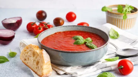Receitas de verão com tomate: Faça gaspacho e uma salada de favas