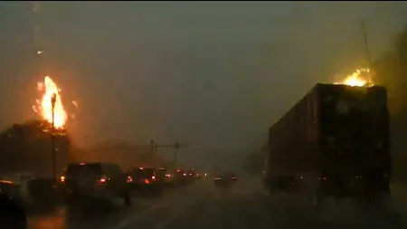 Queda de raio causa explosão na Carolina do Sul nos EUA. Veja o momento