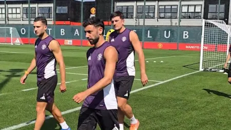 Maguire e Bruno Fernandes 'pegados' durante um treino por razão insólita
