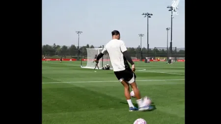 Capitão dá o mote. Gesto de Van Dijk no treino do Liverpool dá que falar