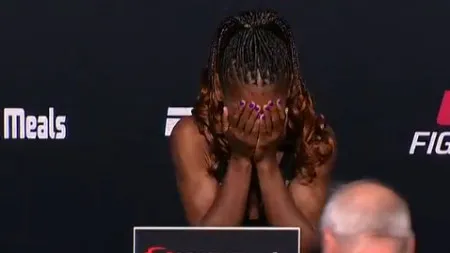 Lutadora 'saca' do impensável e protagoniza momento insólito no UFC