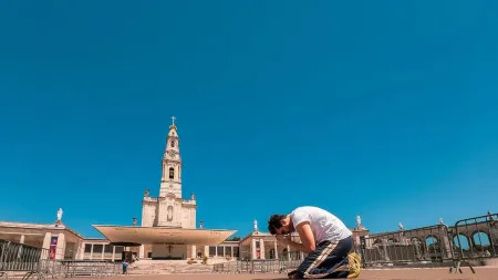 Na véspera de concertos em Portugal, Luan Santana vai a Fátima