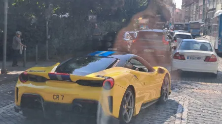 Ferrari com matrícula CR7 visto em Braga. Conheça o modelo ao detalhe