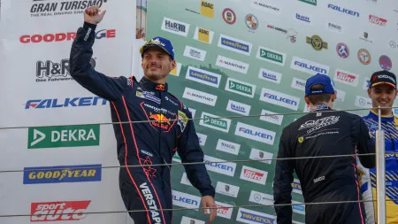 Max Verstappen 'arrasou' concorrência e dominou na estreia nos GT3